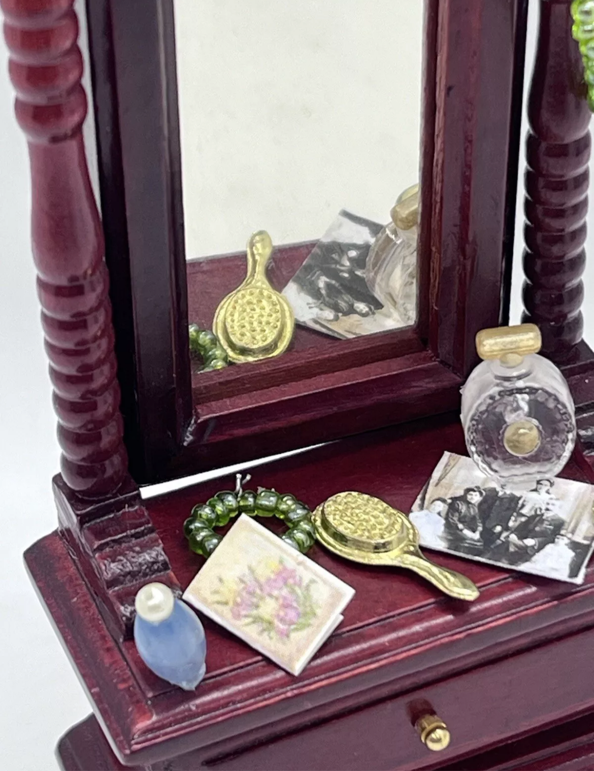 Dolls house floor mirror & accessories