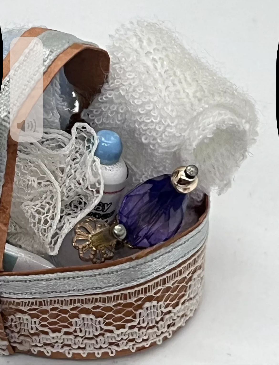 Dolls house bathroom basket & accessories