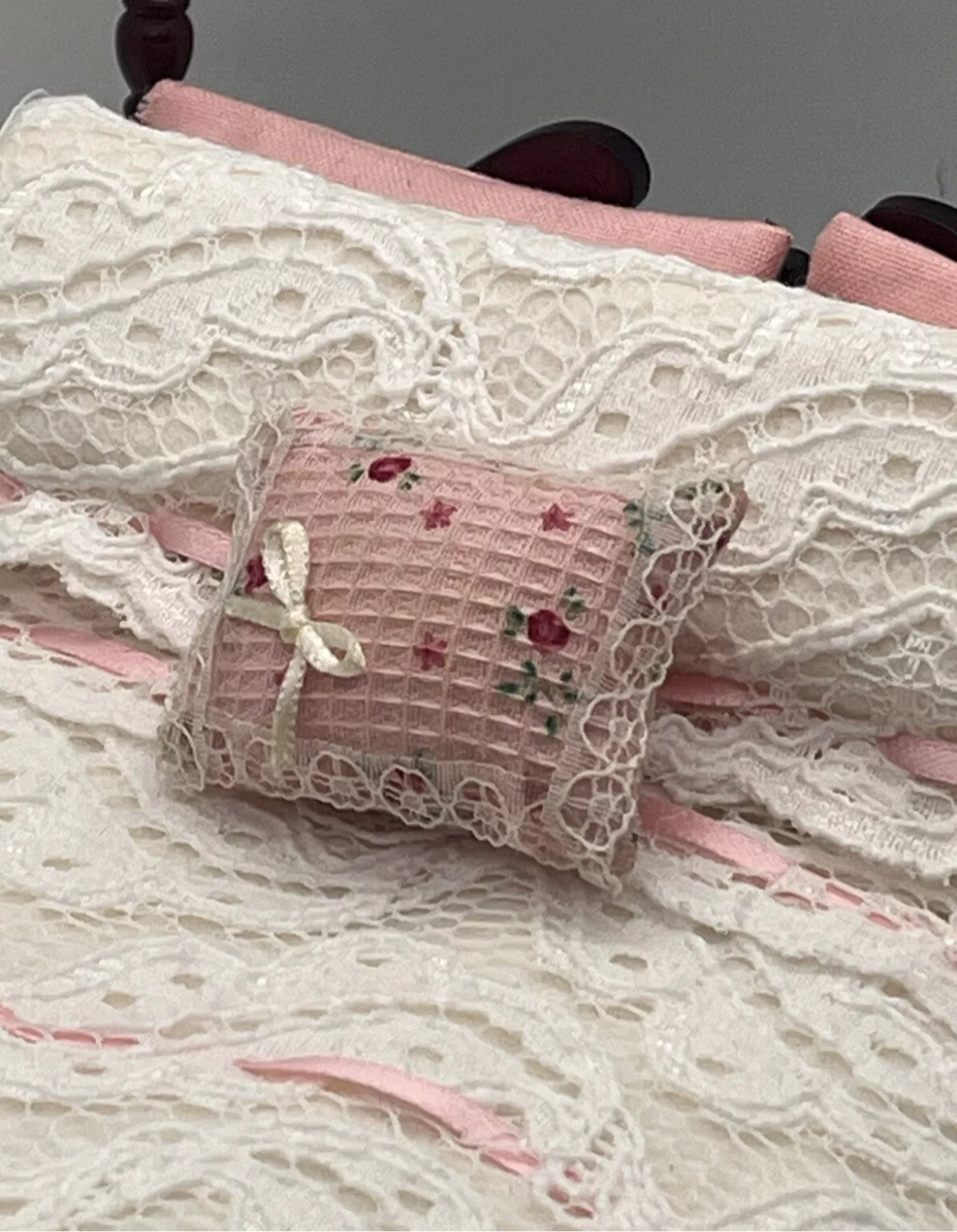 Dolls house double bed and bedding