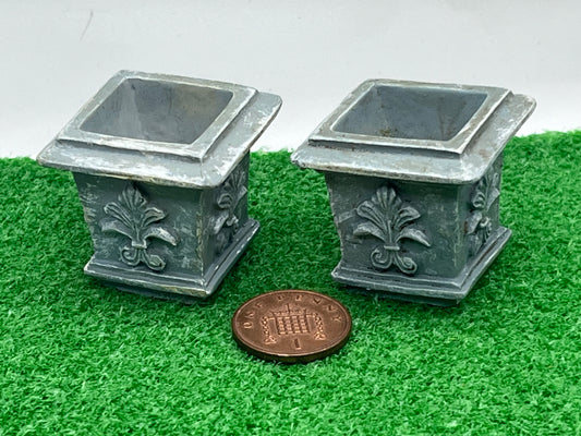 Garden resin pots pair for dolls house
