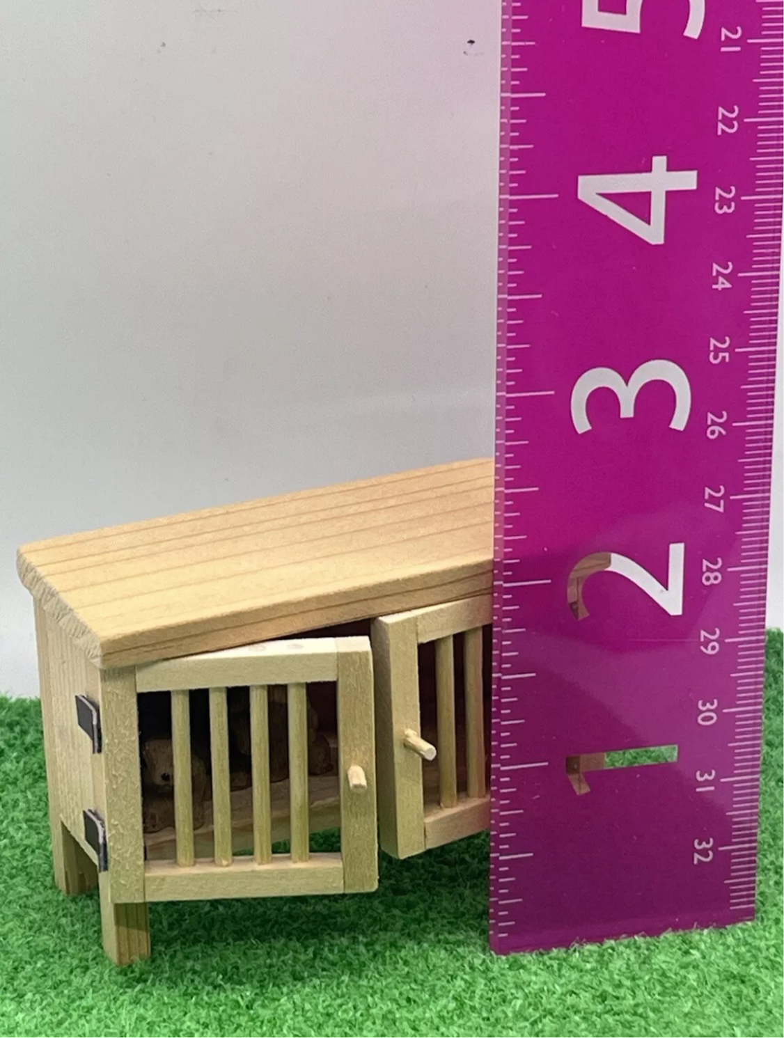 Dolls house hutch and 2 rabbits