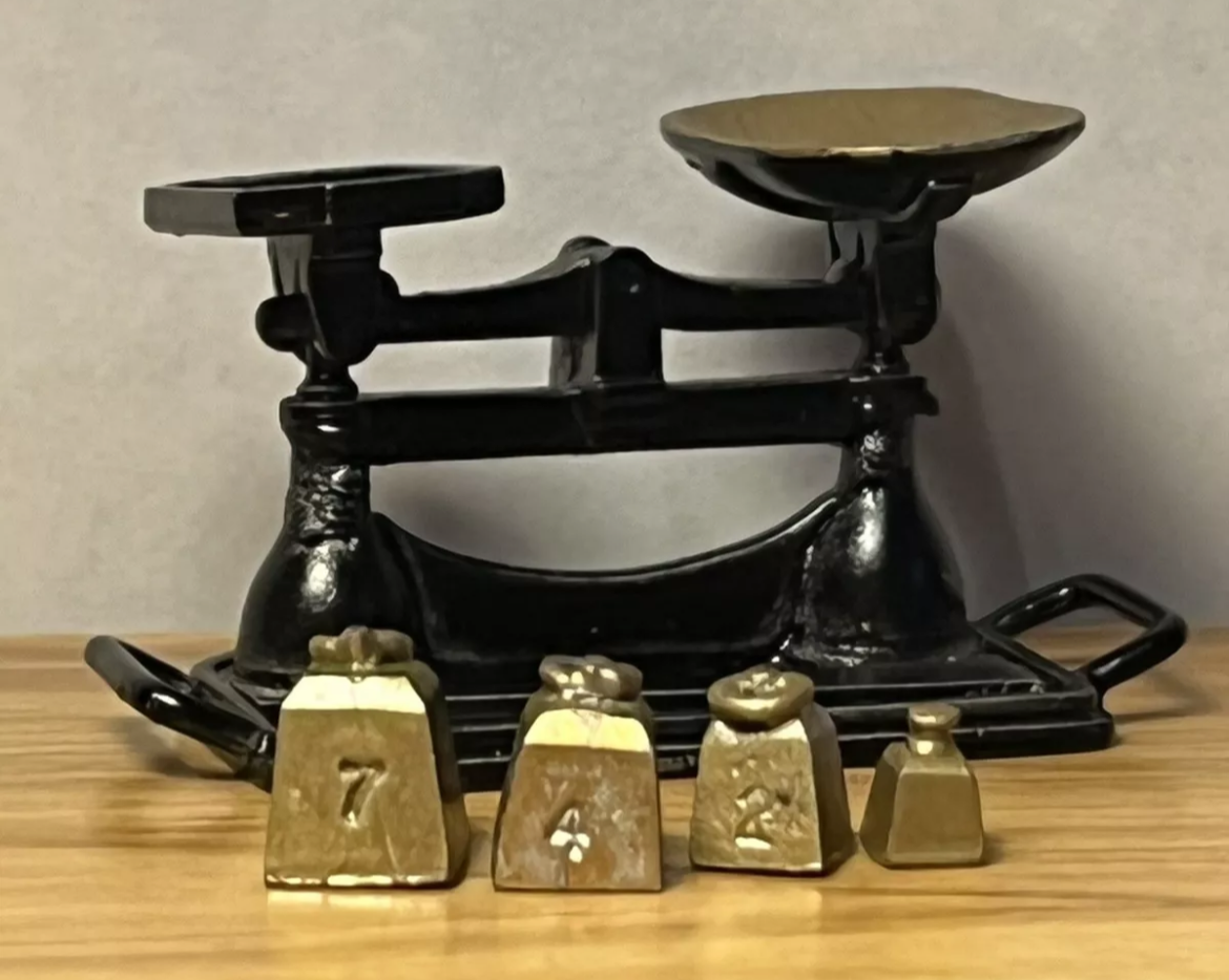 Dolls house Phoenix Miniatures metal weighing scales