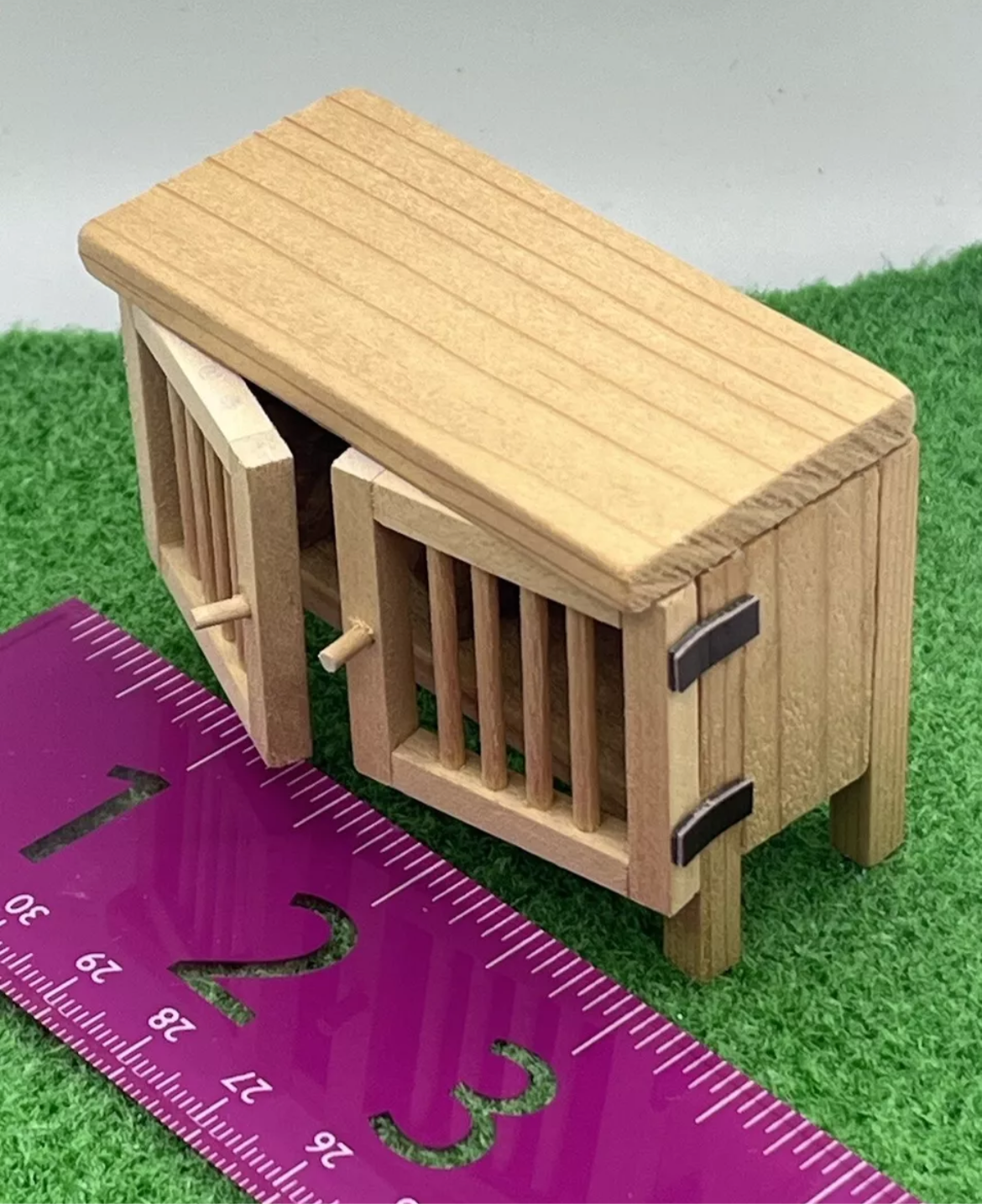 Dolls house hutch and 2 rabbits