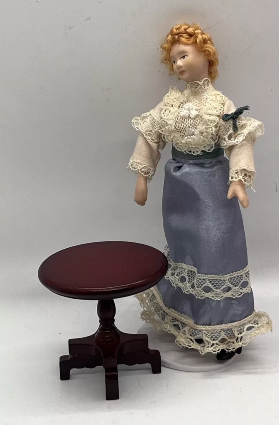 Dolls house furniture pedestal table
