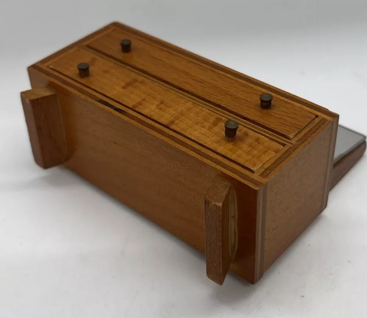 Dolls house 1/16th dressing table with mirror
