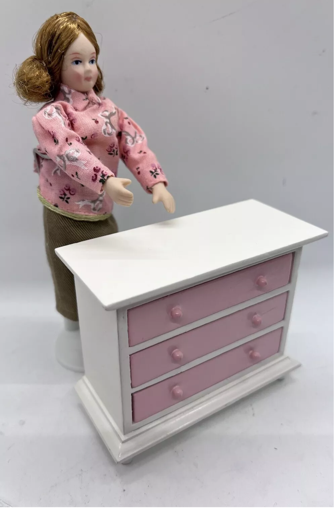 Dolls house chest of drawers pink & white