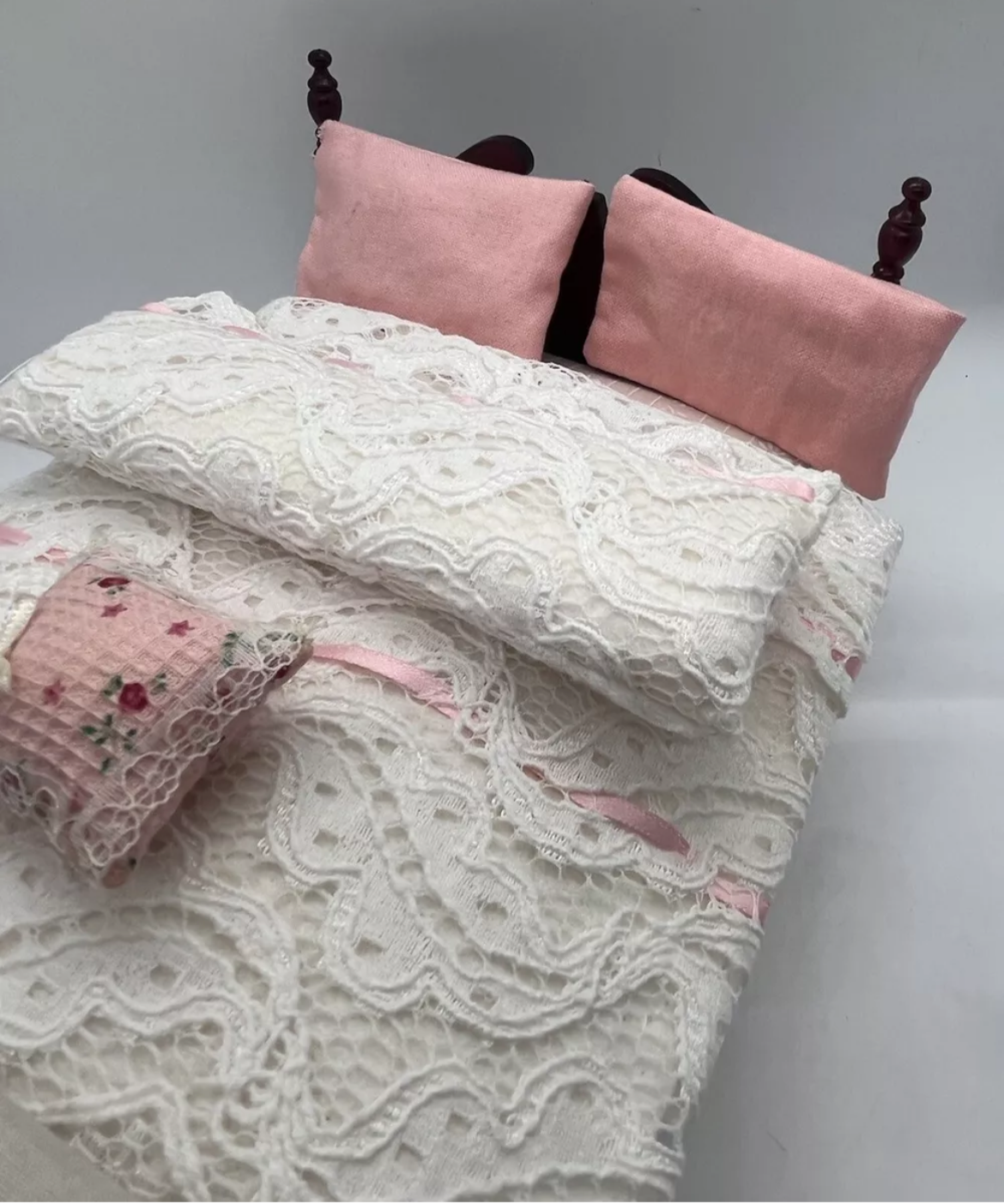 Dolls house double bed and bedding