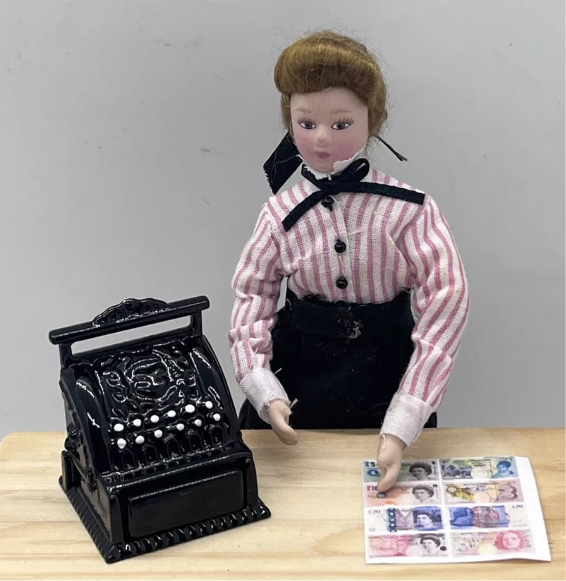 Dolls house opening shop till & money new