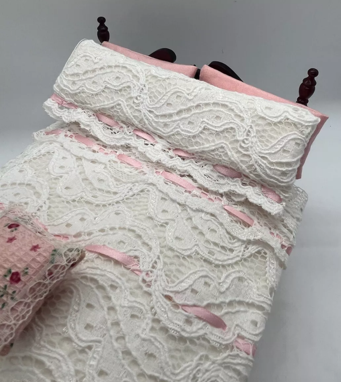 Dolls house double bed and bedding