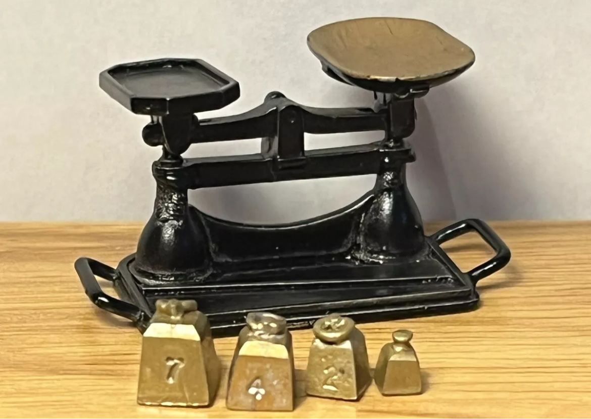 Dolls house Phoenix Miniatures metal weighing scales