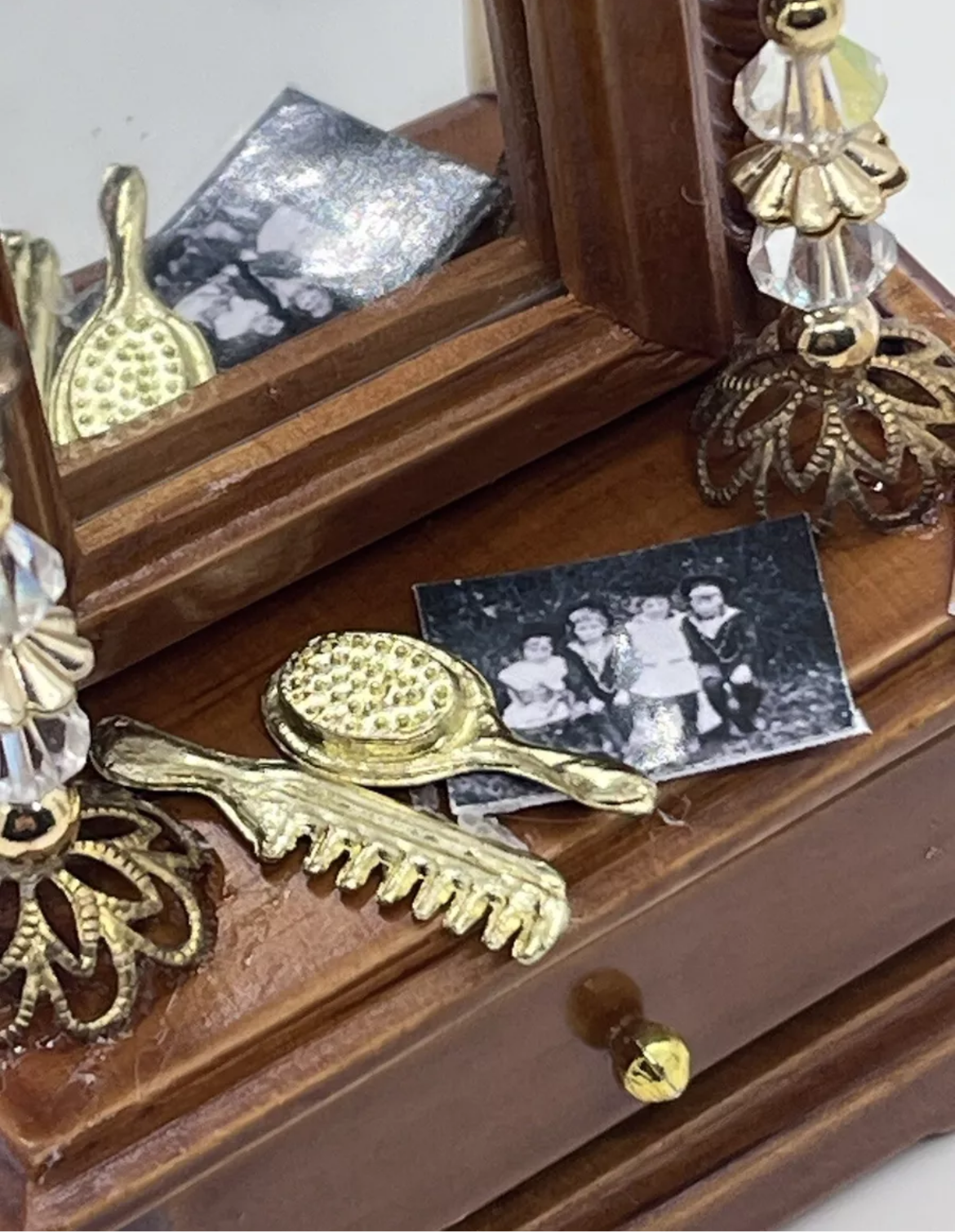 Dolls house floor mirror & accessories
