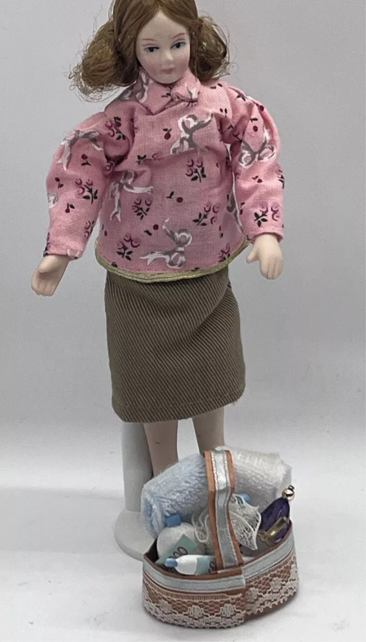 Dolls house bathroom basket & accessories