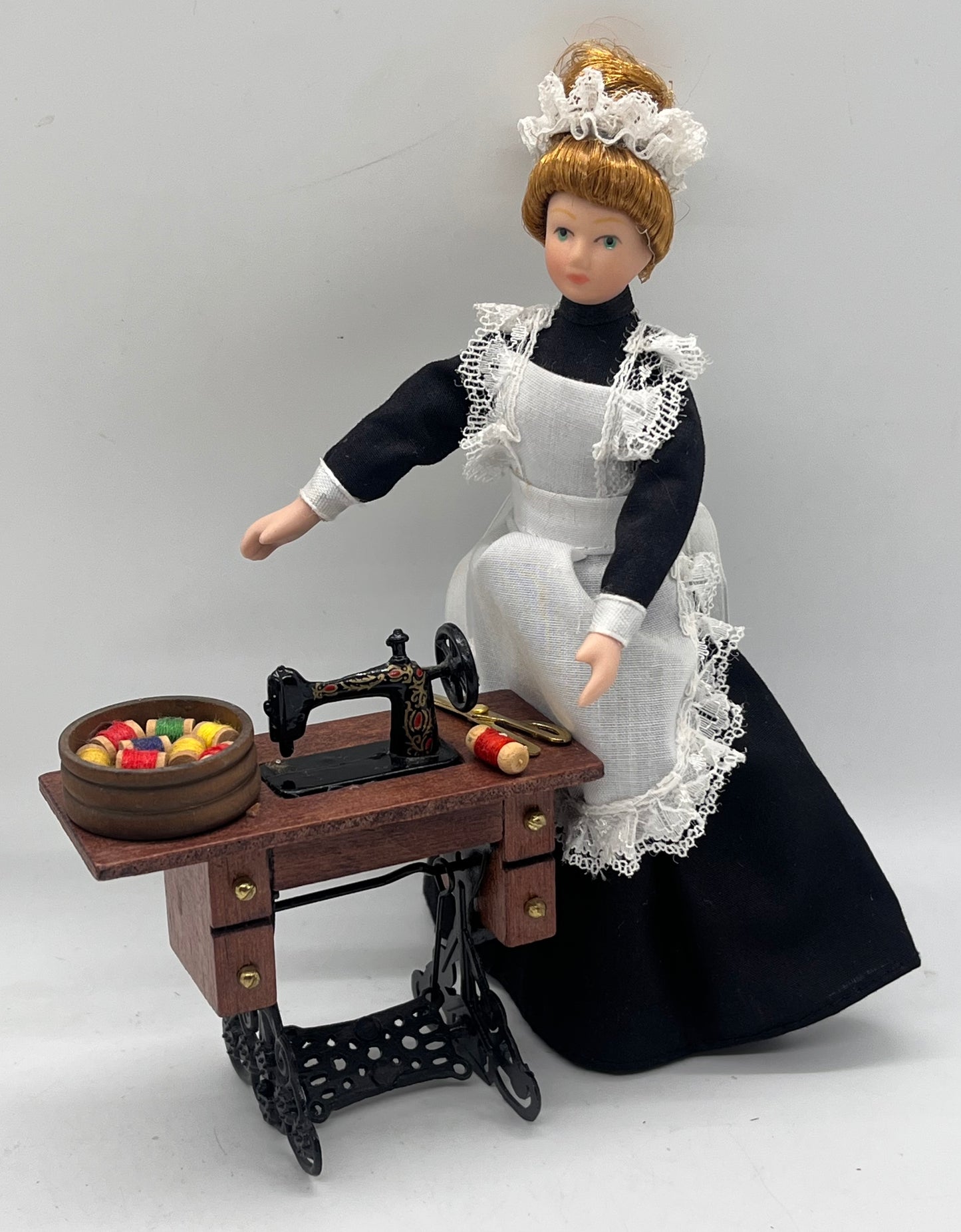 Dolls house sewing machine & accessories