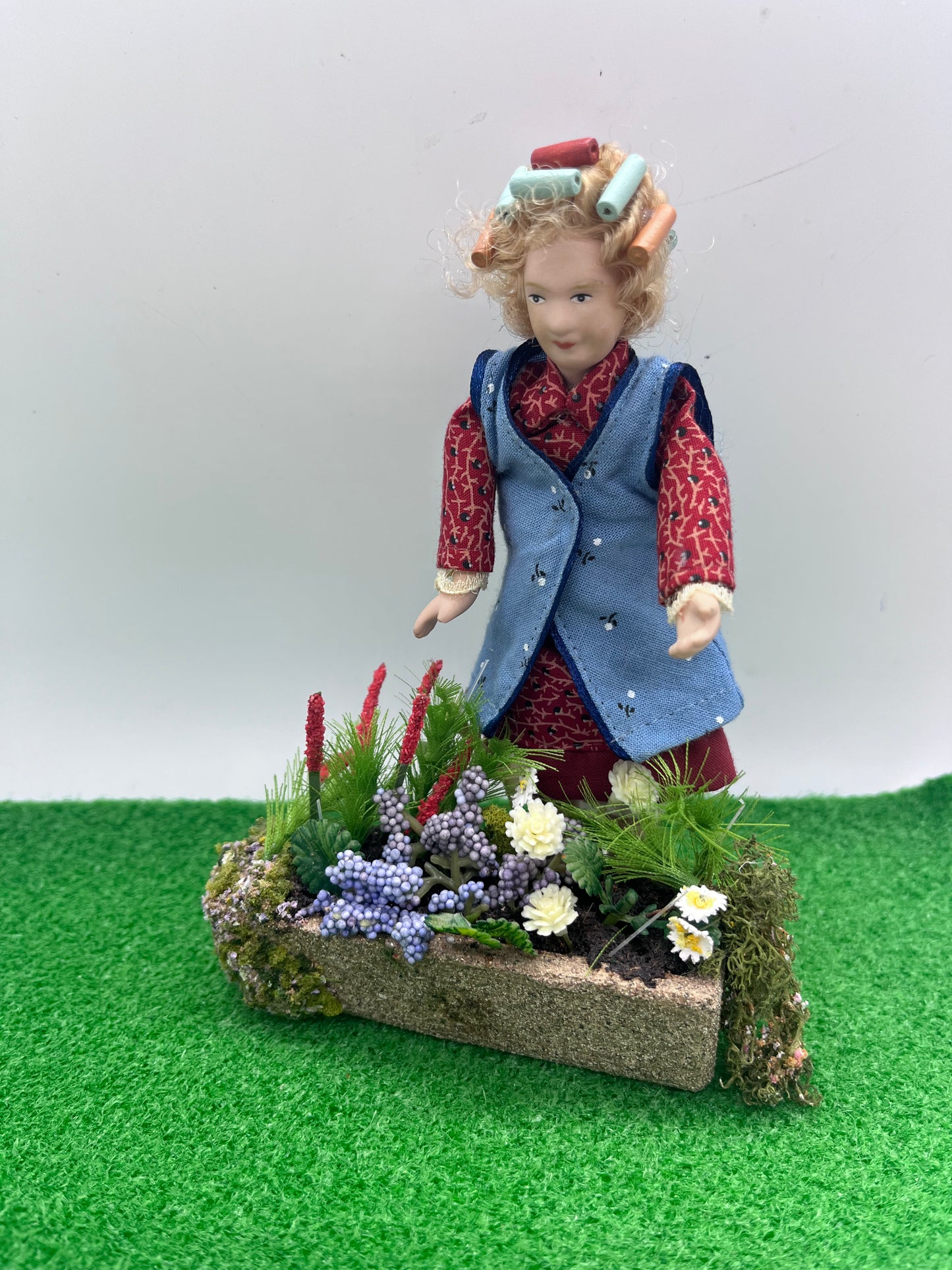 Dolls house garden accessory resin planter