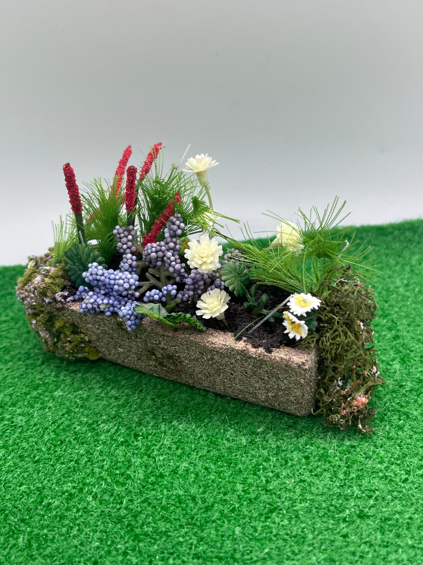 Dolls house garden accessory resin planter