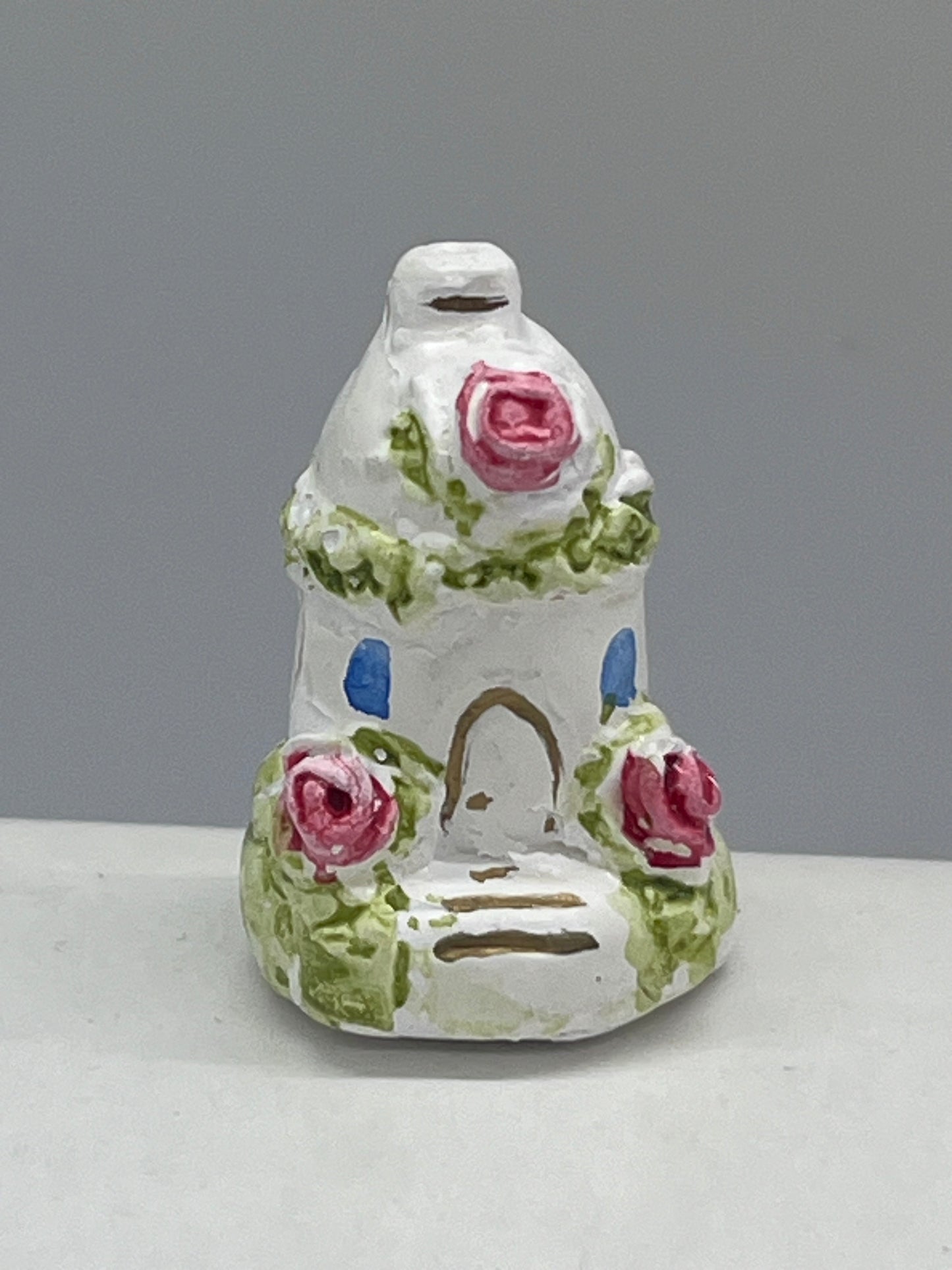 Dolls house ornamental resin house (small)