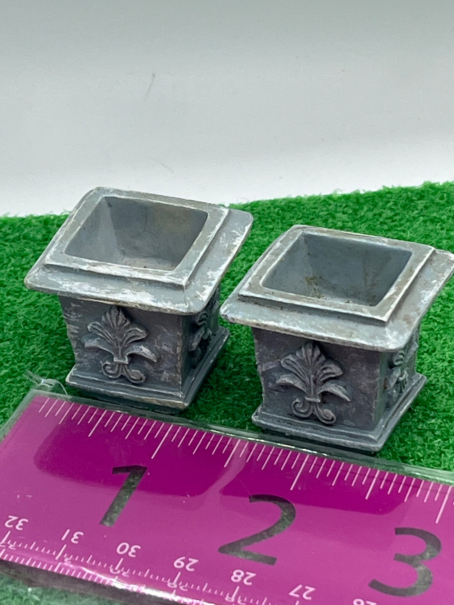 Garden resin pots pair for dolls house