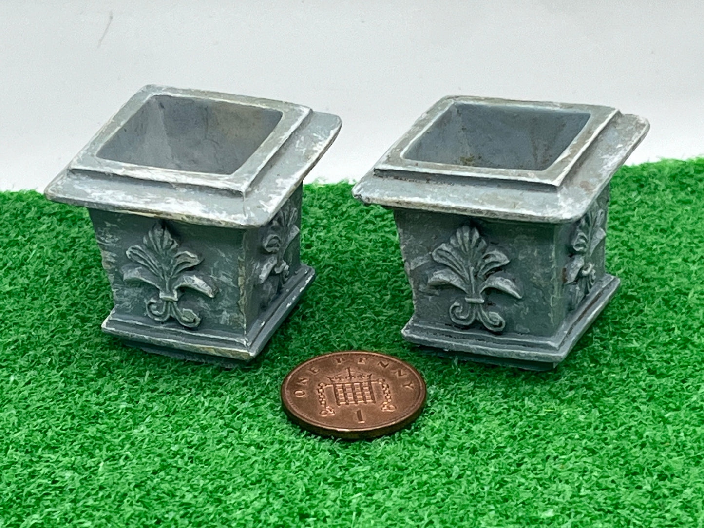 Garden resin pots pair for dolls house