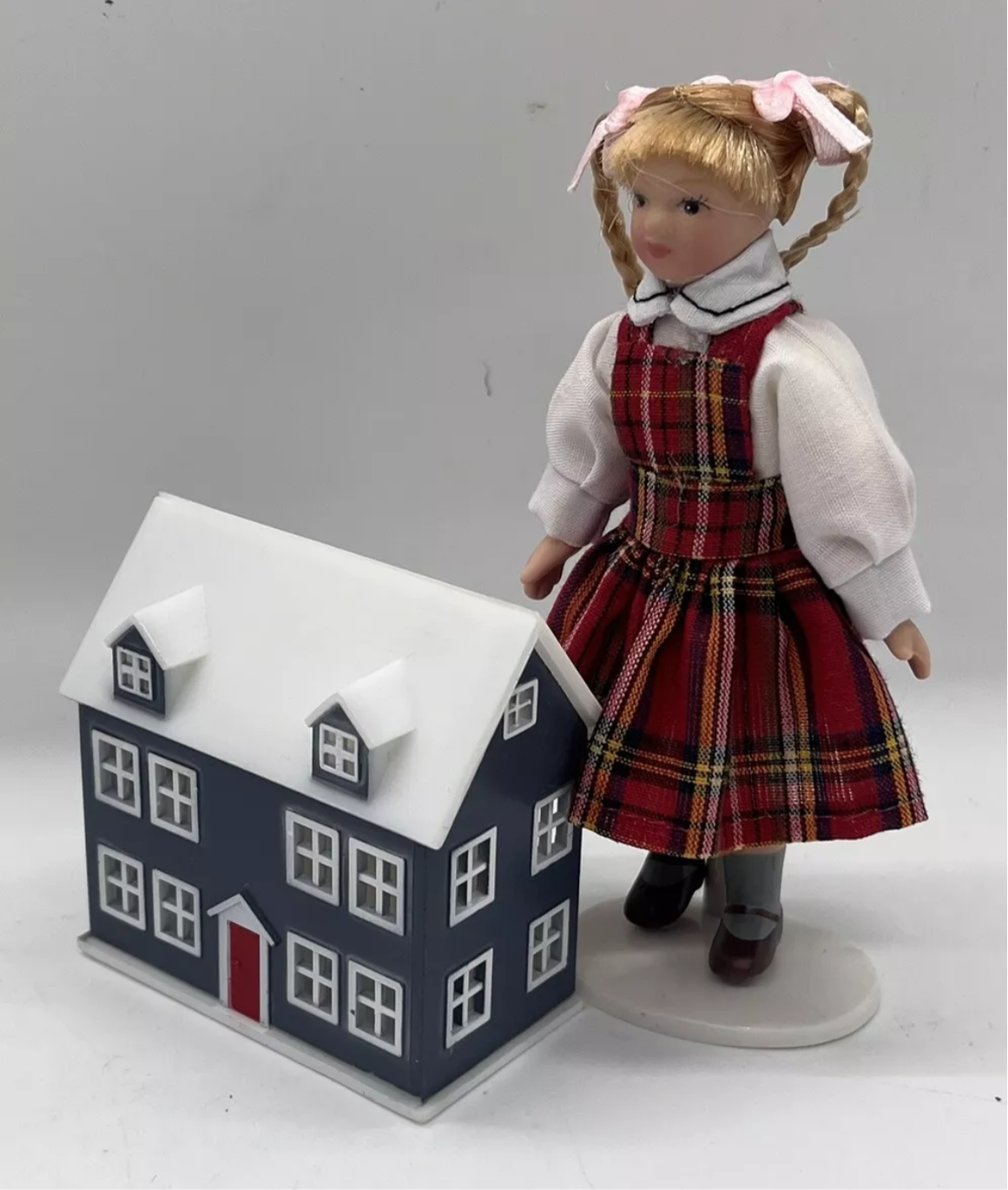 Dolls house miniature house for dolls house