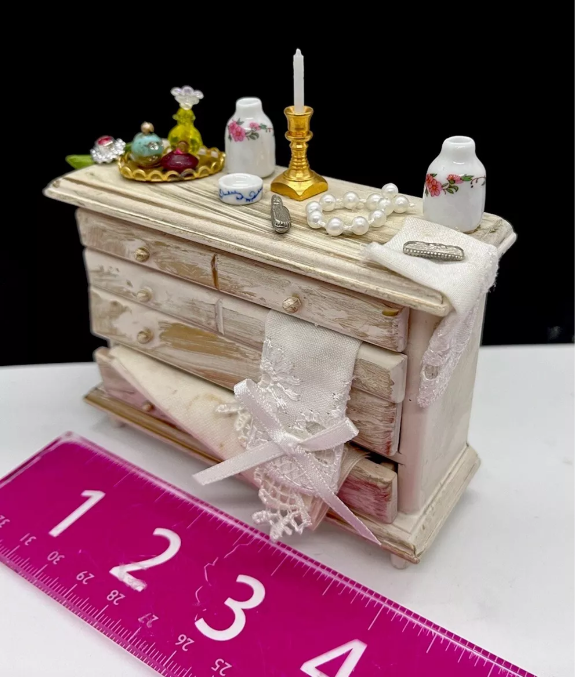 Dolls house chest of drawers & all fixed accessories