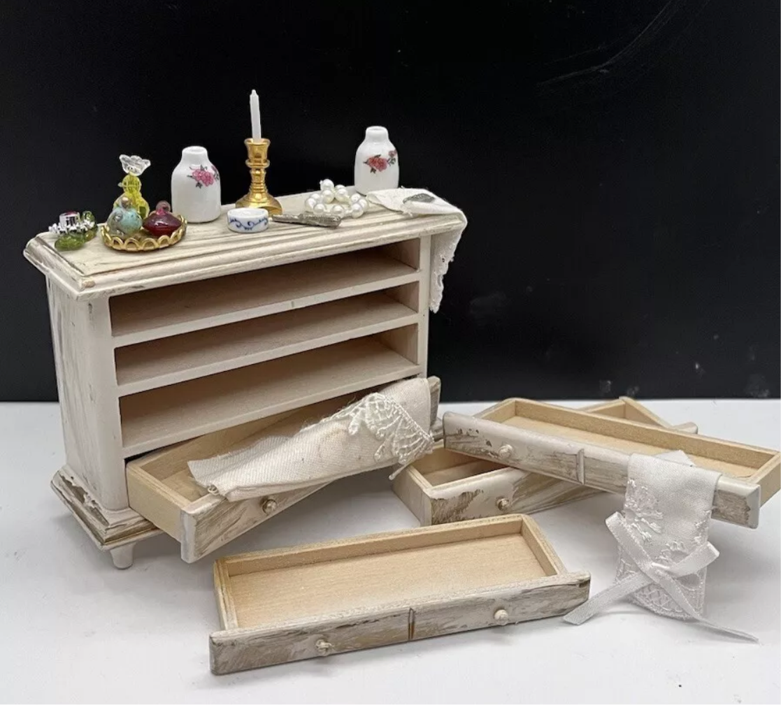 Dolls house chest of drawers & all fixed accessories