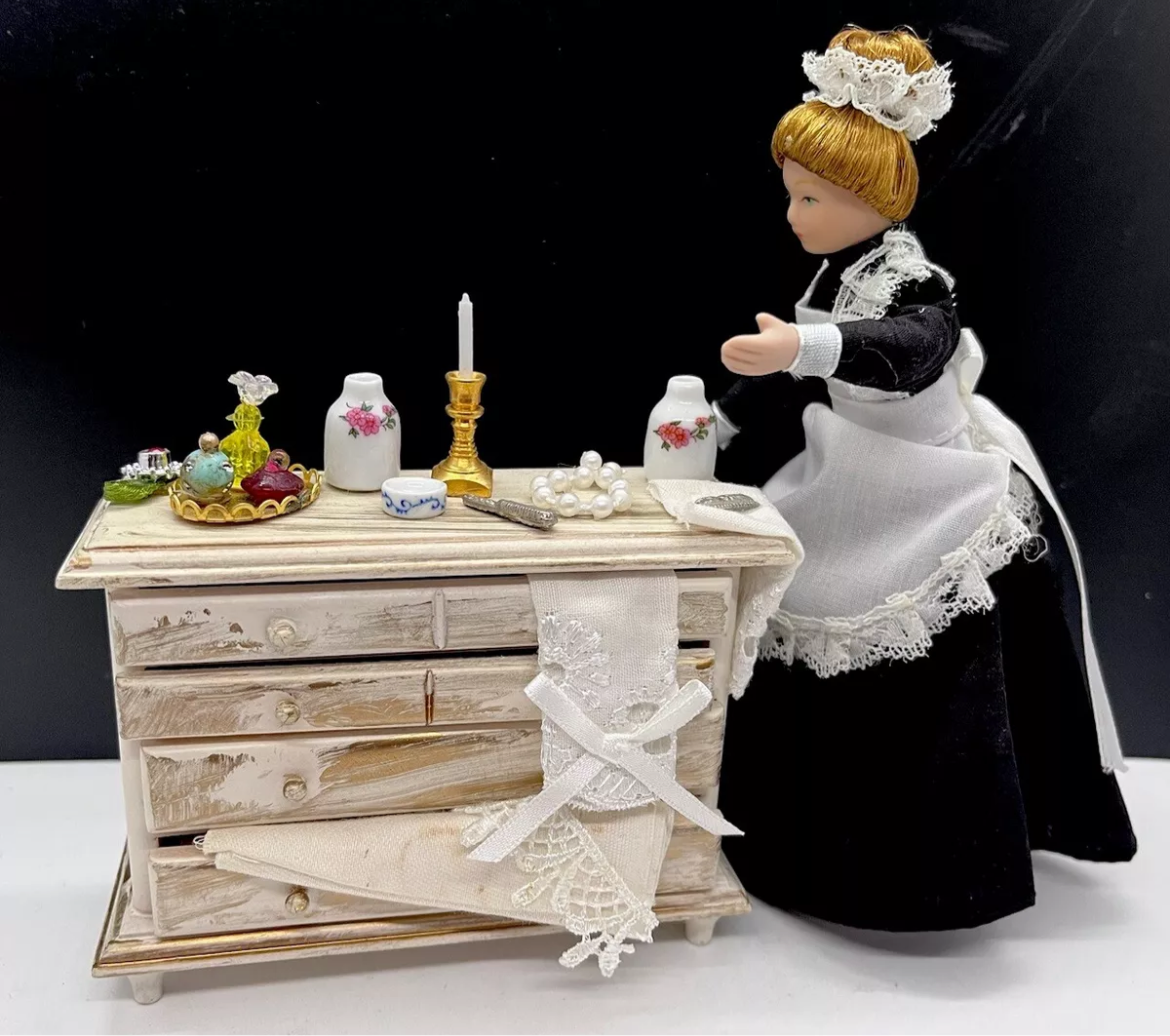 Dolls house chest of drawers & all fixed accessories